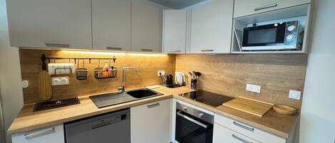 Jääkaappi, mikroaaltouuni, astianpesukone