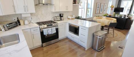 Een koelkast, een microgolfoven, een oven, een kookplaat