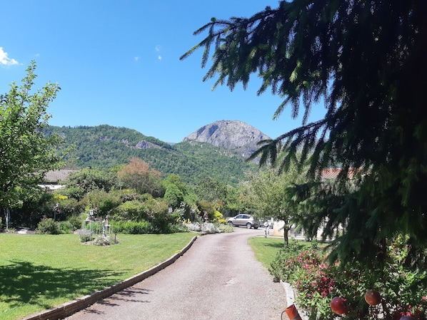 Property grounds - Le Clos des Pradals – Gîte Champagne: Mountain View, Veranda & Wi-Fi (Tarascon-sur-Ariège)