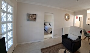 TV - Le Clos des Pradals – Gîte Champagne: Mountain View, Veranda & Wi-Fi (Tarascon-sur-Ariège)