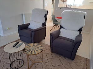 TV - Le Clos des Pradals – Gîte Champagne: Mountain View, Veranda & Wi-Fi (Tarascon-sur-Ariège)