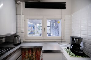 Een koelkast, een microgolfoven, een oven, een kookplaat