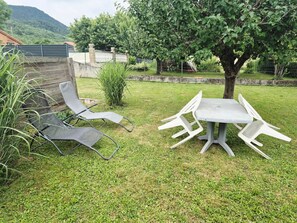 Terrace/patio - Le Clos des Pradals – La Treille Cottage with Private Terrace and Mountain View (Tarascon-sur-Ariège)