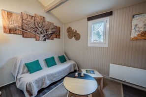 Una televisión, una chimenea