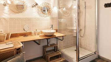 Familie cottage, 2 slaapkamers, uitzicht op tuin | Badkamer met douche