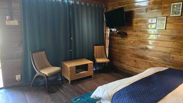 Klassieke kamer | Een bureau, een laptopwerkplek, een strijkplank/strijkijzer, gratis wifi