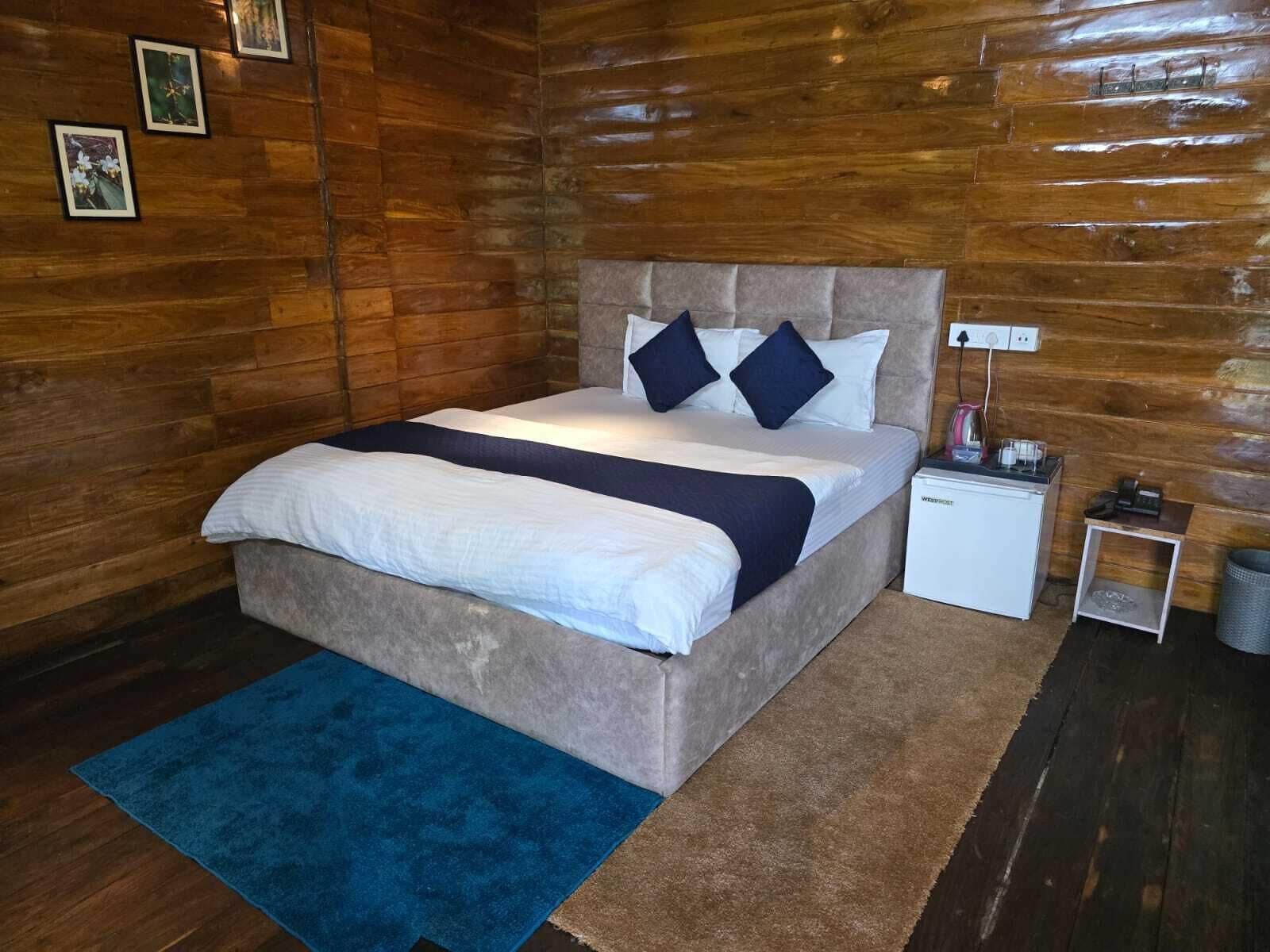 Desk, laptop workspace, iron/ironing board, free WiFi