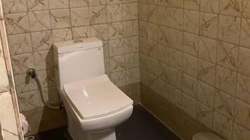 Dusche, kostenlose Toilettenartikel, Hausschuhe, Handtücher