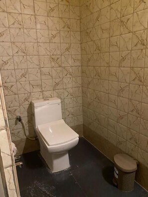 Dusche, kostenlose Toilettenartikel, Hausschuhe, Handtücher