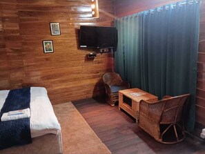 Kamar Klasik | Meja kerja, ruang kerja ramah laptop, dan setrika/meja setrika