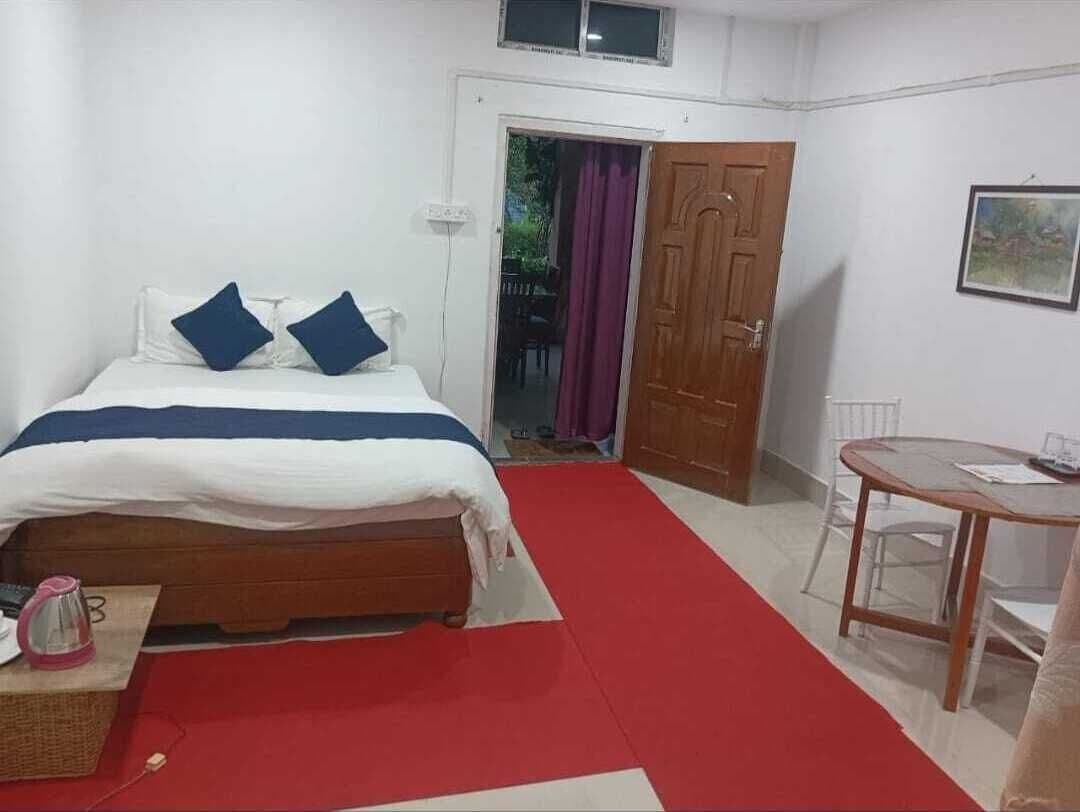 Deluxe Room | Desk, laptop workspace, iron/ironing board, free WiFi