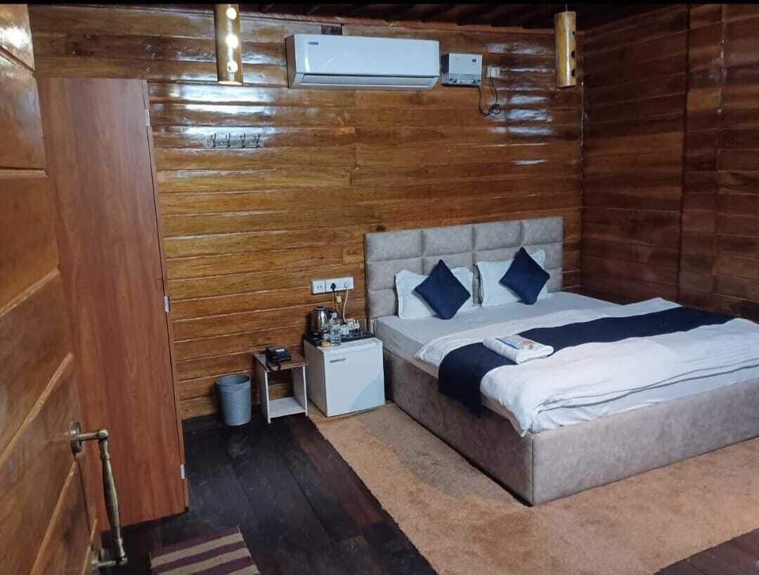 Desk, laptop workspace, iron/ironing board, free WiFi