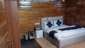 Classic-Zimmer | Schreibtisch, laptopgeeigneter Arbeitsplatz, Bügeleisen/Bügelbrett