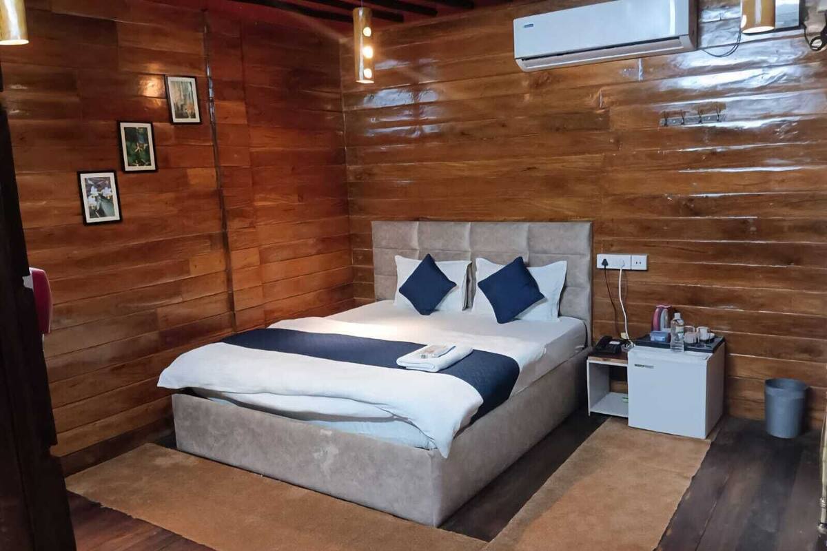 Classic Room | Desk, laptop workspace, iron/ironing board, free WiFi