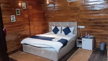 Classic-Zimmer | Schreibtisch, laptopgeeigneter Arbeitsplatz, Bügeleisen/Bügelbrett