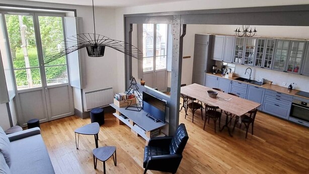 A modern kitchen with a dining area, large windows, and a view of greenery. - L'atelier du Centre D'ax les Thermes (Ax-les-Thermes)