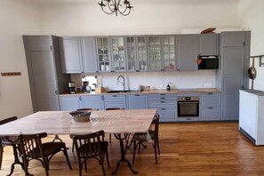 Fridge, microwave, oven, stovetop - L'atelier du Centre D'ax les Thermes (Ax-les-Thermes)