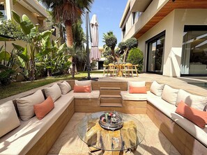 Outdoor dining - Palais Oyena (Marrakech)