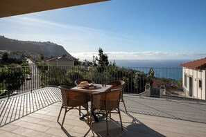Outdoor dining - Marco 4 Seasons- SPRING (Arco da Calheta)
