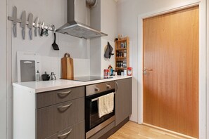 Coffee/tea maker, fridge, stovetop, dishwasher - Røstbakken Downtown Apartments (Tromsø)
