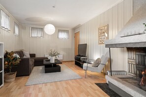 TV - Arctic Basement Flat – City Calm (Tromsø)