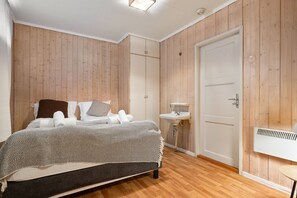 2 bedrooms, WiFi, bed sheets - Arctic Basement Flat – City Calm (Tromsø)