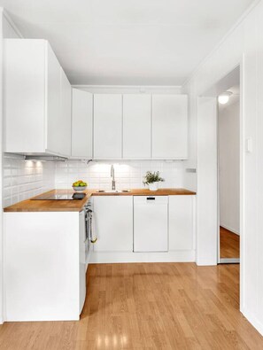 Fridge, stovetop, dishwasher, coffee/tea maker - Sentral og moderne studio - gangavstand til alt (Tromsø)