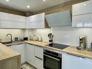 Private kitchen - Valras Arrago, T3 apartment with terrace and parking space (Valras-Plage)