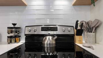 Keittoastiat/astiat/ruokailuvälineet