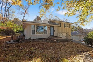 Exterior - Fox Cottage:3 Bed Quiet Cottage w/ Easy Hwy access (Mission)