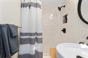 Chuveiro, secador de cabelo, shampoo 