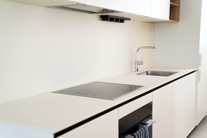 Een koelkast, een magnetron, een oven, een kookplaat