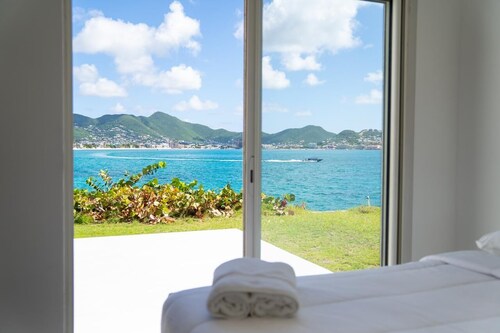 A beautiful apartment facing the Caribbean Sea in a prestigious residence