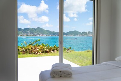 A beautiful apartment facing the Caribbean Sea in a prestigious residence