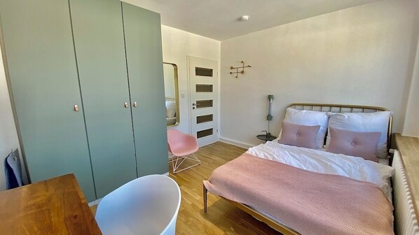 Desk, free WiFi, bed sheets