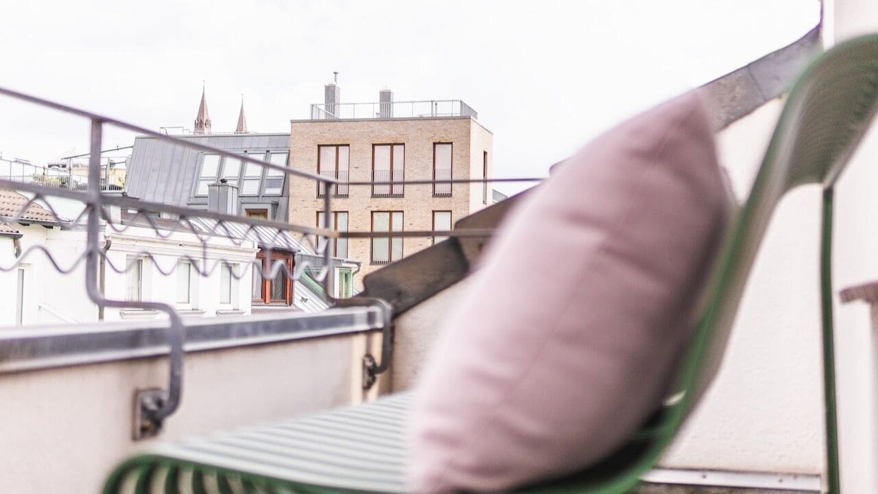 Dilengkapkan perabot secara berasingan, meja, ruang kerja komputer riba 