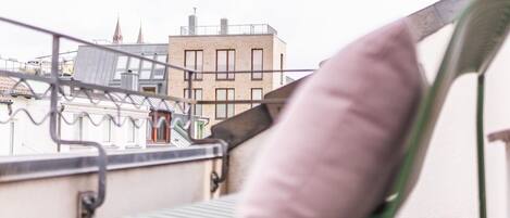 Dilengkapkan perabot secara berasingan, meja, ruang kerja komputer riba