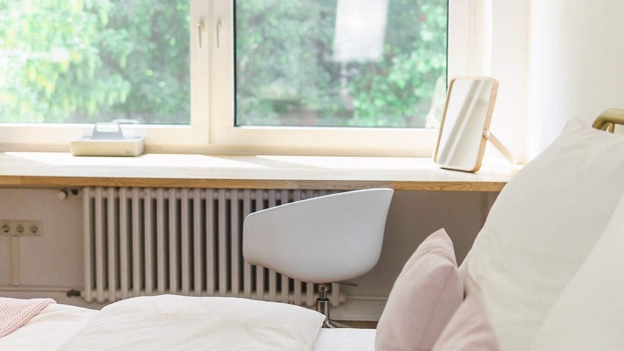 Comfort enkelrum - utsikt mot staden | Unika möbler, skrivbord, arbetsyta för laptop och gratis wi-fi