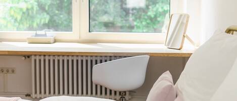 Comfort enkelrum - utsikt mot staden | Unika möbler, skrivbord, arbetsyta för laptop och gratis wi-fi