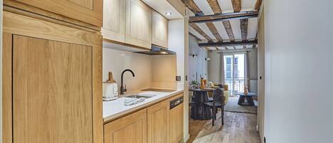 Fridge, microwave, stovetop, dishwasher