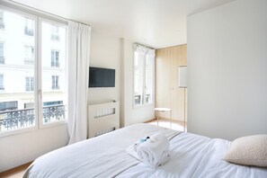 1 bedroom, desk, iron/ironing board, travel cot - Sublime apartment Center of Paris (Paris)
