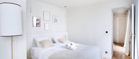 1 quarto, escrivaninha, ferros/tábuas de passar roupa, roupa de cama