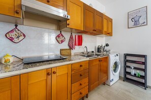 Refrigerador, microondas, parrilla de estufa y cafetera y tetera 