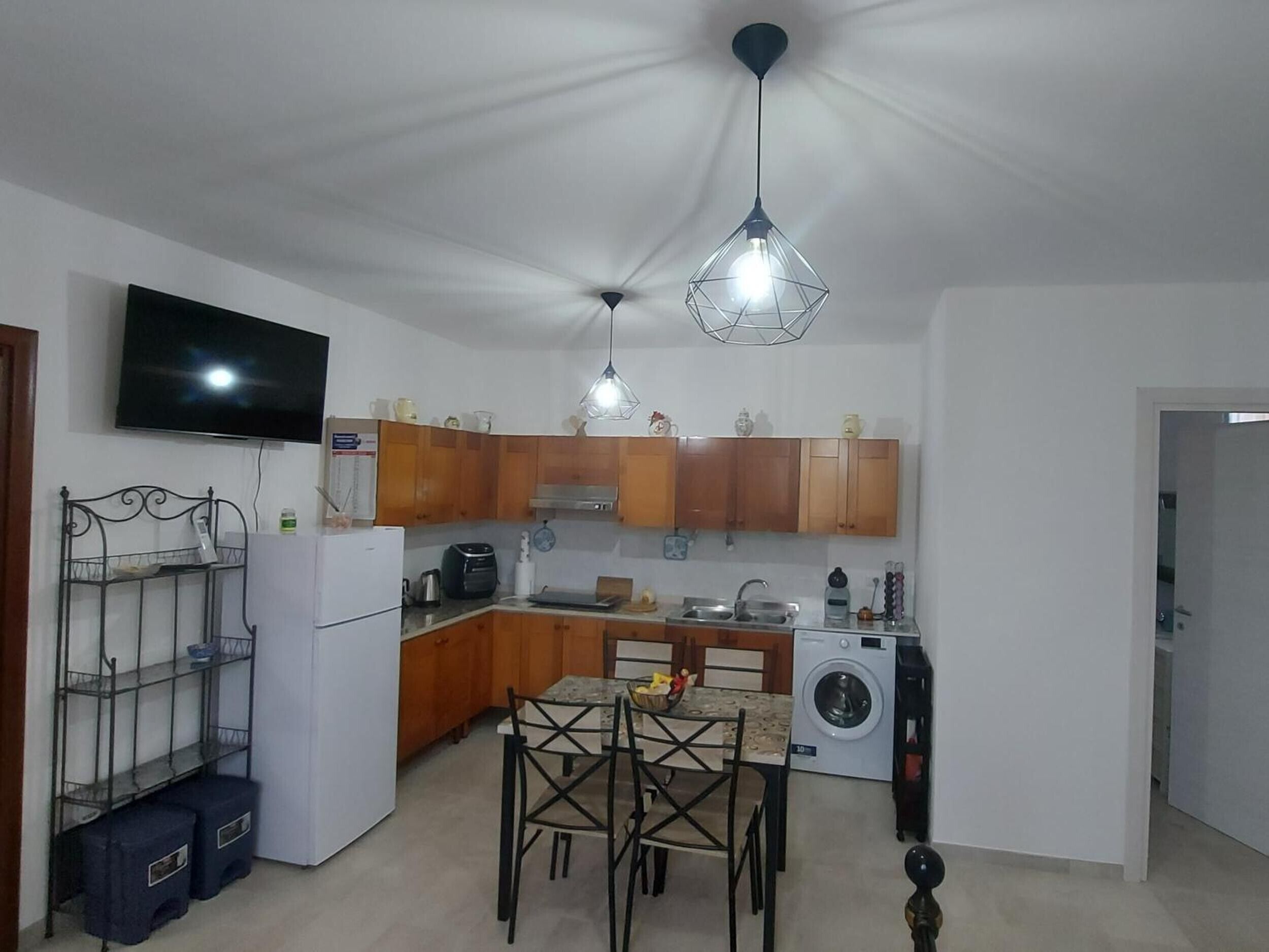 Refrigerador, microondas, parrilla de estufa y cafetera y tetera 