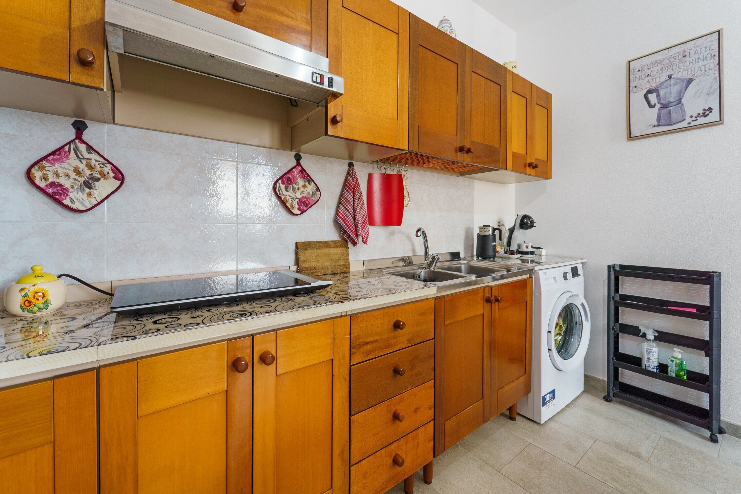 Réfrigérateur, micro-ondes, plaque de cuisson, cafetière/bouilloire