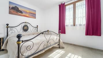 2 quartos, ferros/tábuas de passar roupa, Wi-Fi, roupa de cama