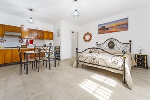 2 slaapkamers, een strijkplank/strijkijzer, wifi, beddengoed