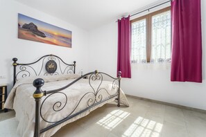 2 makuuhuonetta, silitysrauta/-lauta, Wi-Fi, vuodevaatteet