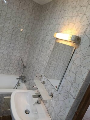 Standard Room, Garden View | Bathroom | Towels, soap, shampoo, toilet paper - GUIM'S SQUARE HOTEL (Douala)