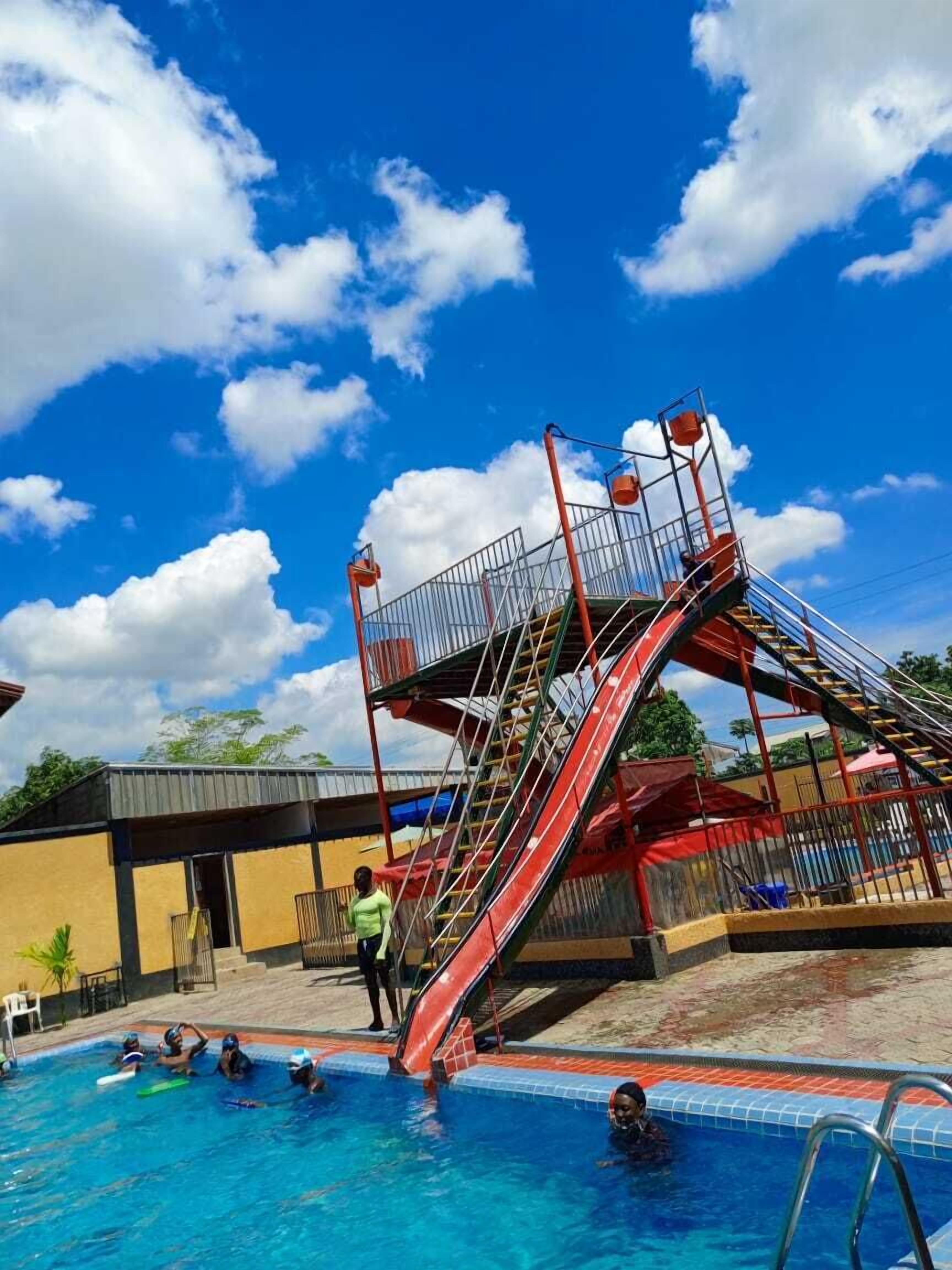 Una piscina cubierta